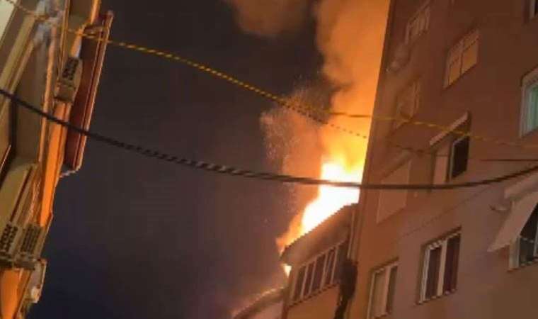 Beyoğlu’nda yangın paniği: 6 katlı binanın çatısı alev alev yandı!