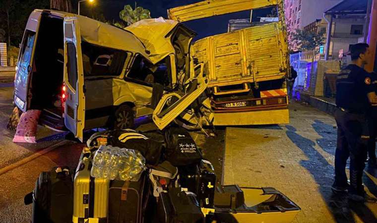 Tur minibüsü park halindeki kamyona ok gibi saplandı: 2 ölü, 9 yaralı