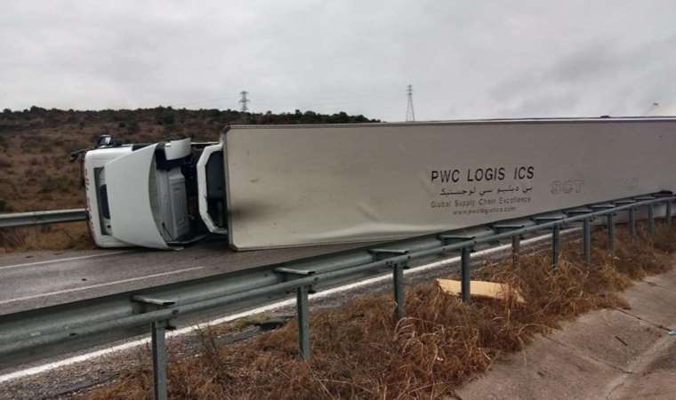 Balıkesir’de TIR devrildi.. Yol trafiğe kapandı!