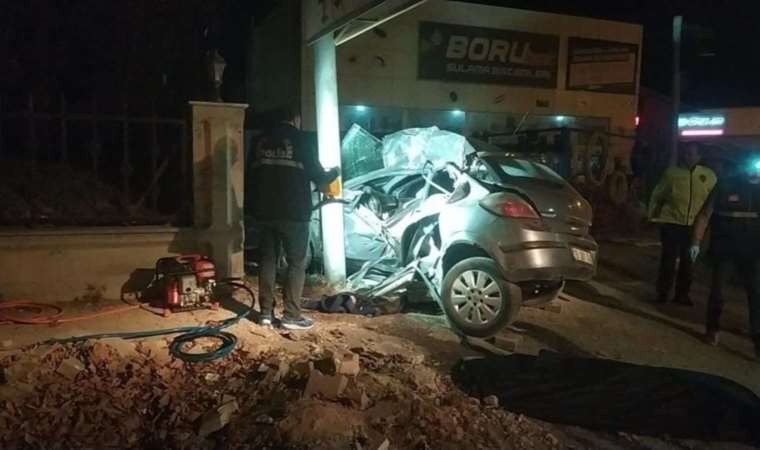Direğe çarpan otomobil hurdaya döndü: 3 ölü