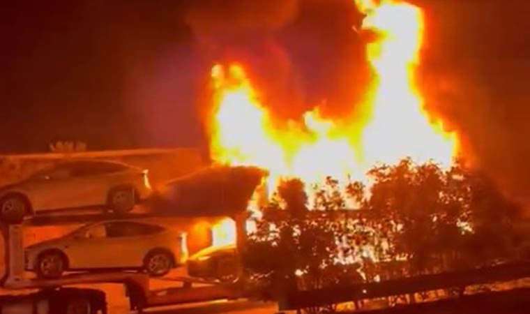 Yer: Tuzla… TIR dorsesinde garaja götürülen 6 adet elektrikli otomobil alev aldı