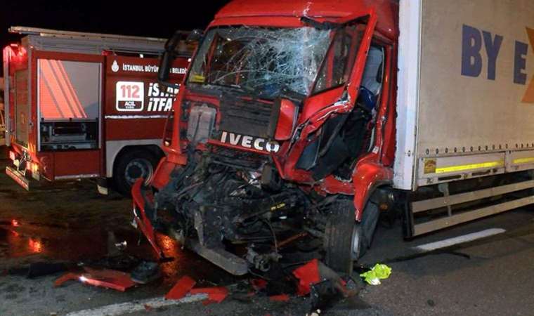 Beykoz’da feci kaza… Önce bariyerlere ardından park halindeki TIR’a çarptı