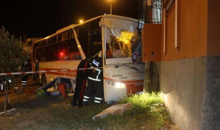 Halk otobüsü evin duvarına çarptı… 8 kişi yaralandı