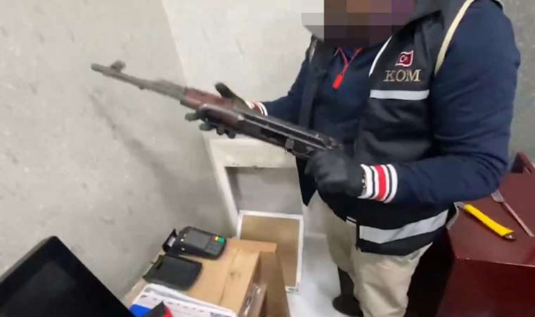 Gece kulübünde duvardaki gizli bölmeden ‘uzun namlulu silah’ çıktı