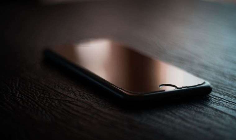 Bazı iPhone’lar geceleyin kendiliğinden kapanıyor, sonra açılıyor! Neden?