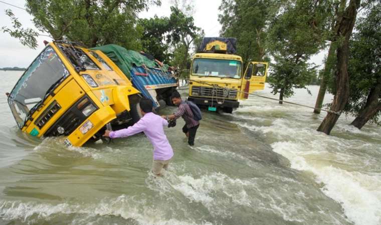 Hindistan’da sel nedeniyle 23’ü asker 30 kişi kayboldu