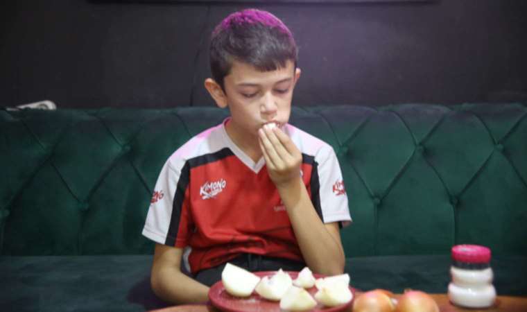 Bir garip bağımlılık! 12 yaşındaki Eymen her gün 10 diş sarımsak, bir kilo soğan yiyor
