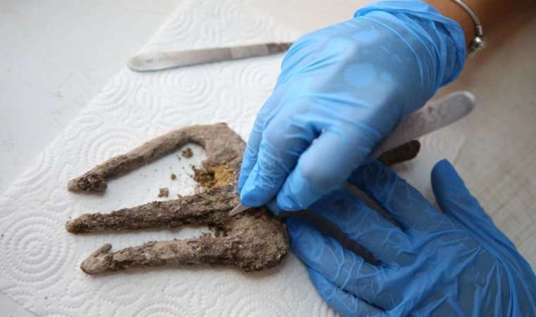 Assos Antik Kenti’nde 1700 yıllık üç dişli zıpkın bulundu