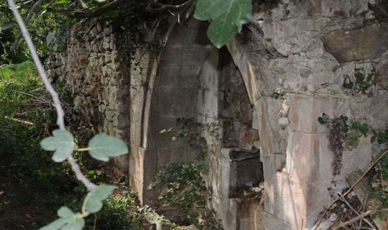 Artvin’de tarihi çeşmenin kayıp kitabesi bulundu, şimdi ise çeşme aranıyor