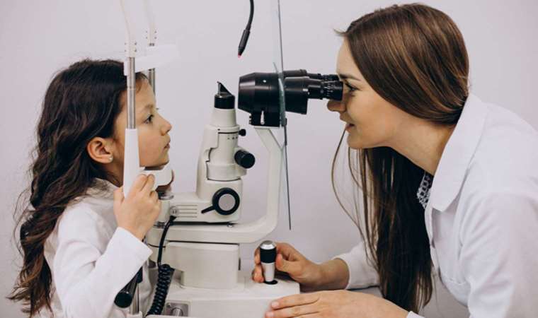 Çocukların açık havada en az 1 saat durması miyop gelişimini azaltıyor