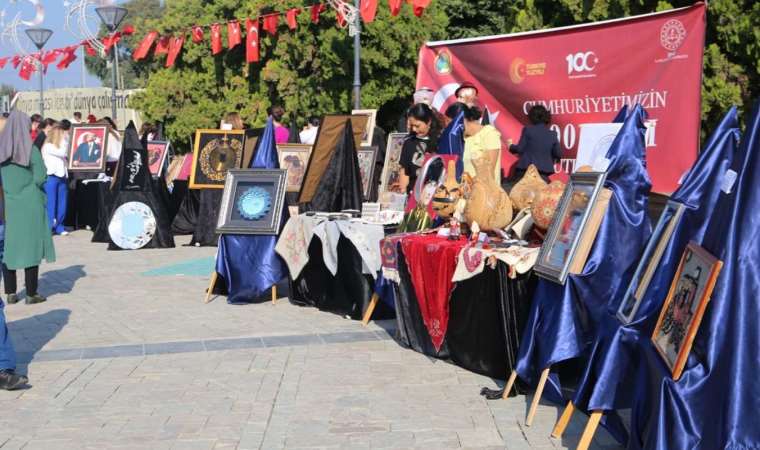 “Cumhuriyet” temalı sergi Konak’ta açıldı