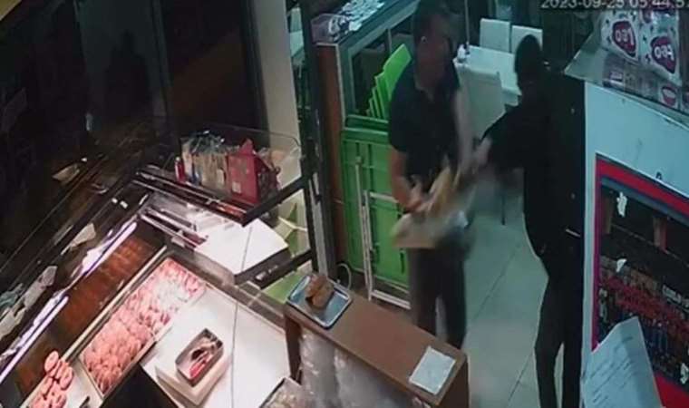 Hırsızın kafasına börek tepsisiyle vurdu