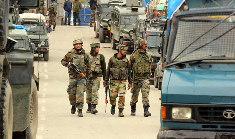 Pakistan ve Hindistan karşı karşıya geldi: Birbirlerine ateş açtılar