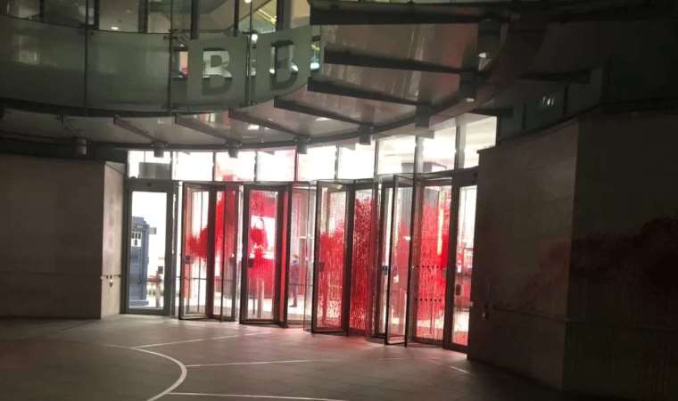 BBC’nin merkezine kırmızı boyalı saldırı gerçekleşti