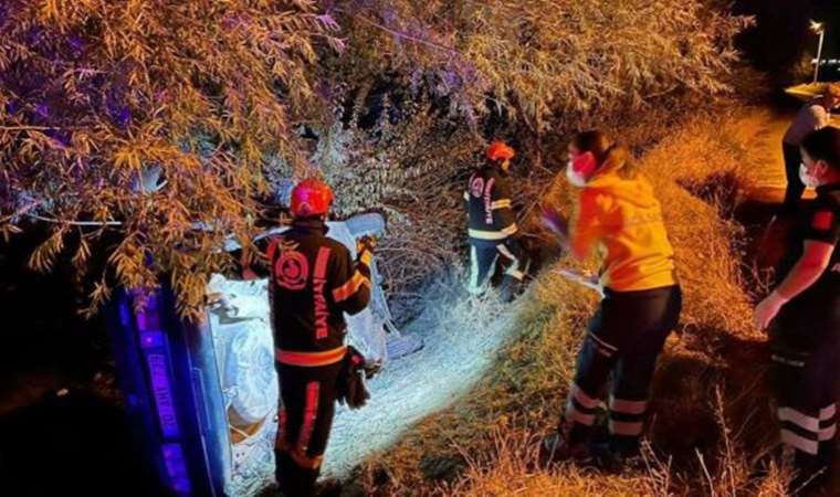 Feci kaza… Otomobil şarampole devrildi: Yaralılar var!