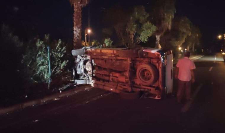 Direksiyon başında uyuyan sürücü, kaza yaptıktan yarım saat sonra uyandı