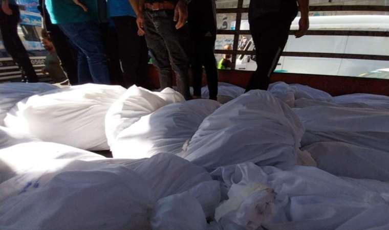 Gazze’deki hastanenin önü cenazelerle doldu