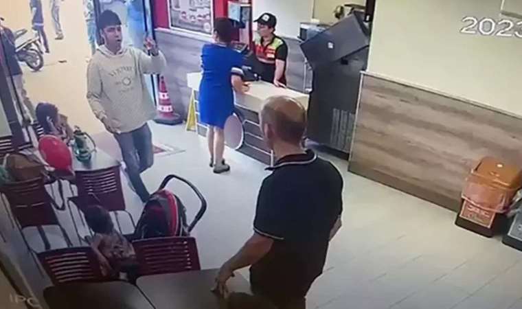 ‘Yemeğinizde bebek kanı var’ deyip çalışanı bıçaklamıştı: Adana’da Burger King şubesine saldırının görüntüleri ortaya çıktı