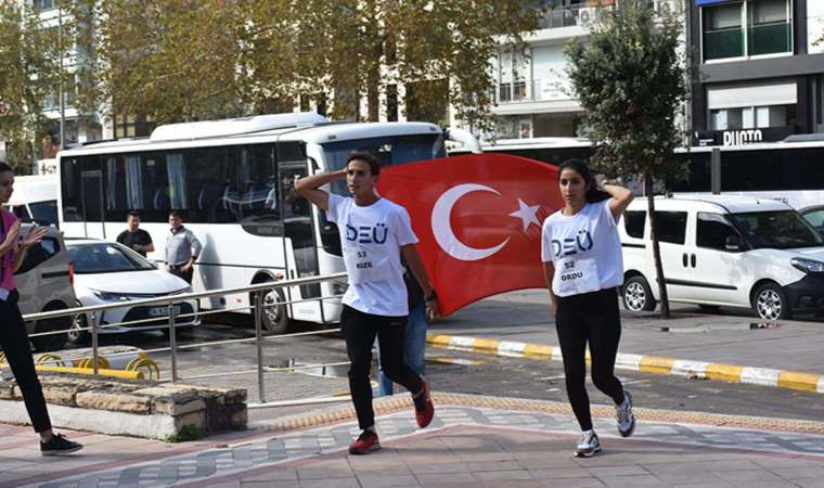 81 öğrenci, Cumhuriyet’in 100. yılı için koşup, taşıdıkları bayrağı müzeye teslim etti