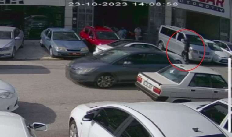 Kasklı saldırgan, galericiyi ağır yaraladı