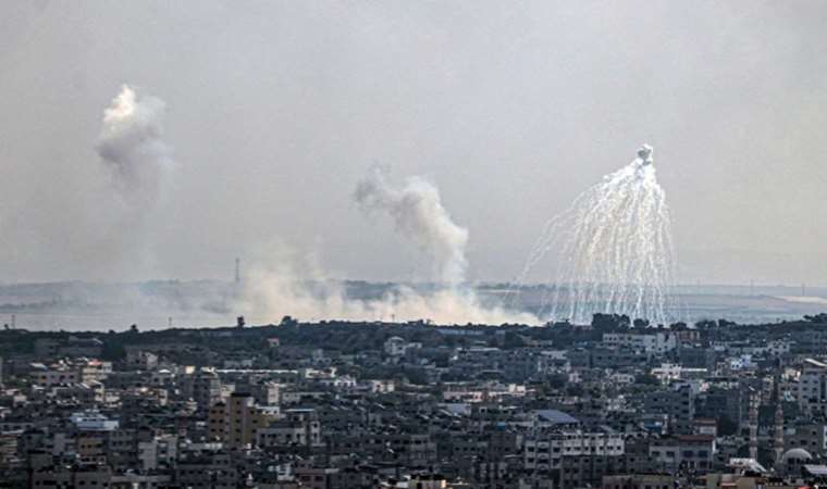 İsrail, bombalamakla tehdit ettiği hastanenin çevresini vurdu