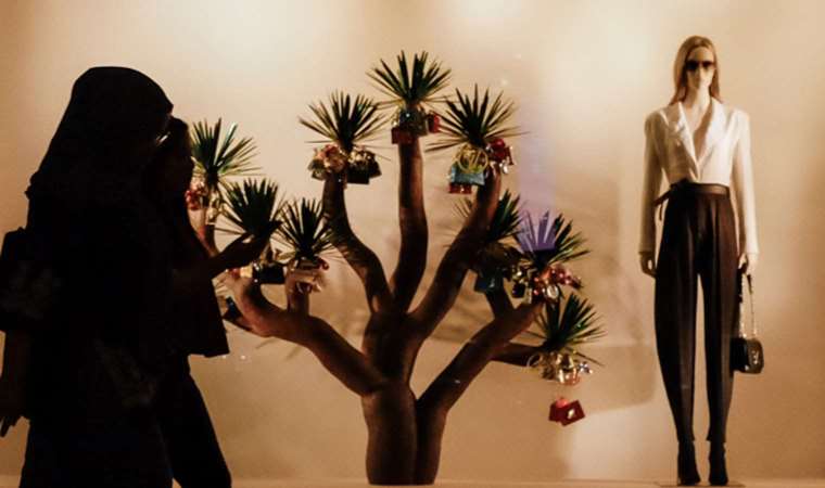 Akılalmaz yöntem: Cansız manken taklidiyle AVM’deki dükkanları soydu