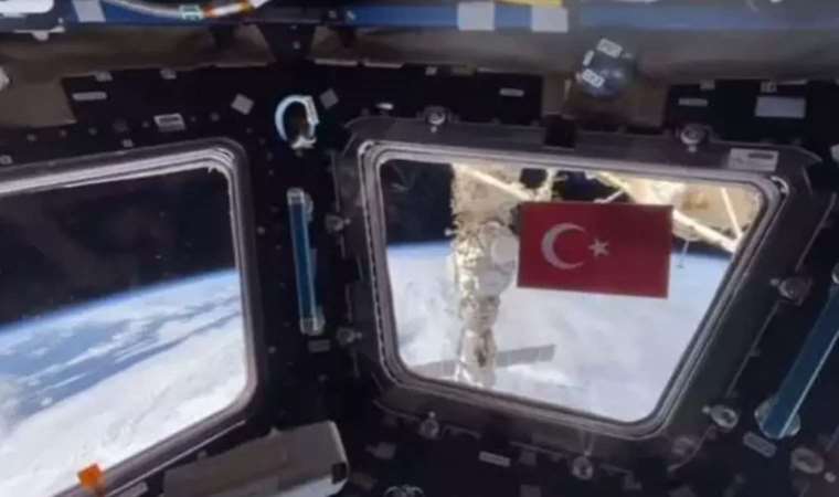 Uzayda Türk bayrağı: Rus kozmonot Cumhuriyet’in 100. yılını uzaydan kutladı