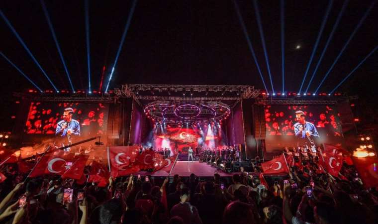 Yüz binlerce İzmirli İkinci Yüzyılı Kenan Doğulu ile karşıladı