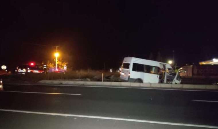 Tarım işçilerinin taşındığı minibüs ile otomobil çarpıştı: Çok sayıda yaralı var!