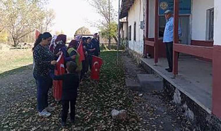 Köyde çocuk bulamayan yaşlılar, 100. yaşlılar şiirlerini kendileri okudu