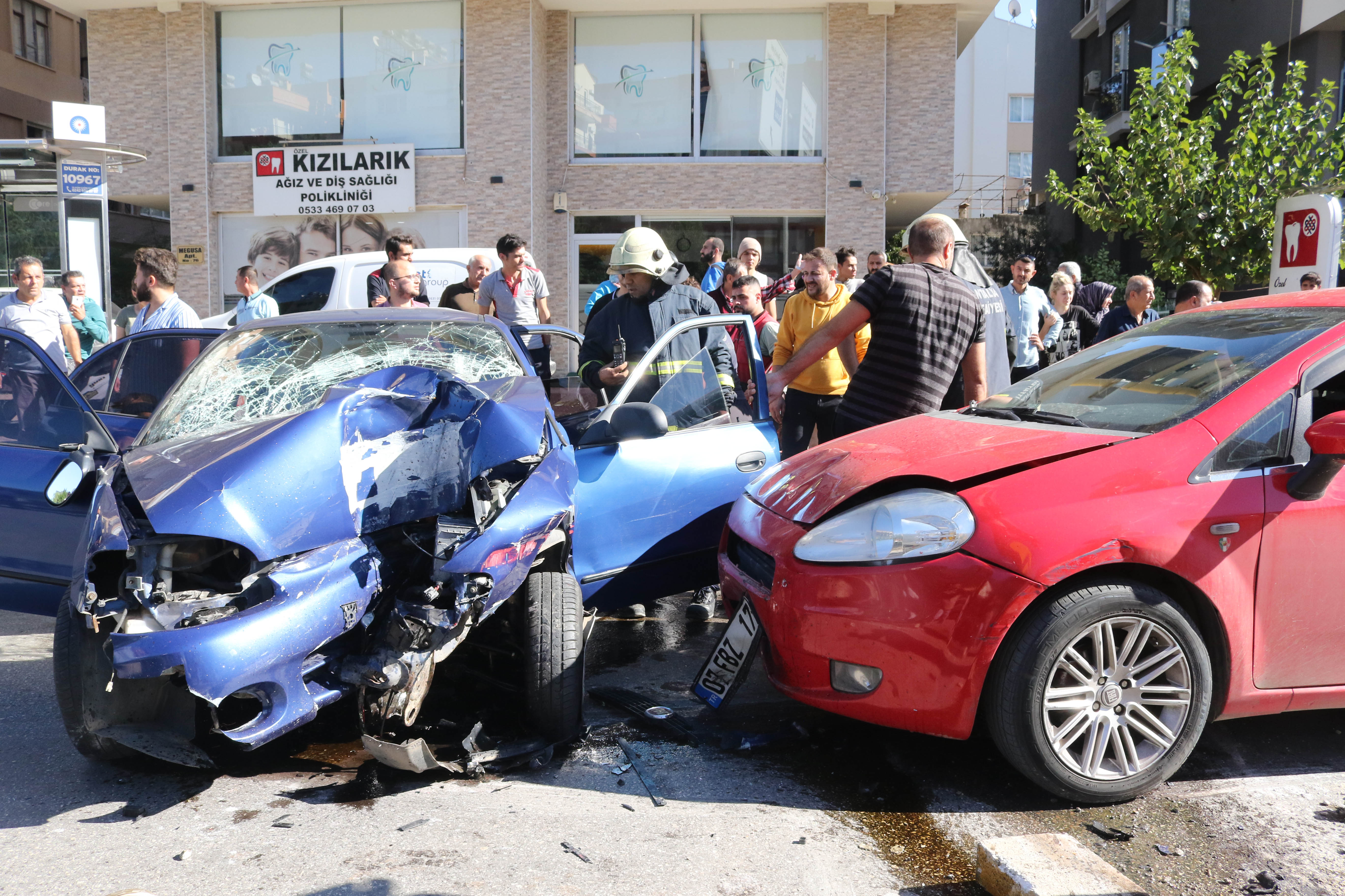 Sınav dönüşü feci kaza: Sürücü sıkıştı, 1'i bebek 5 çocuk yaralı