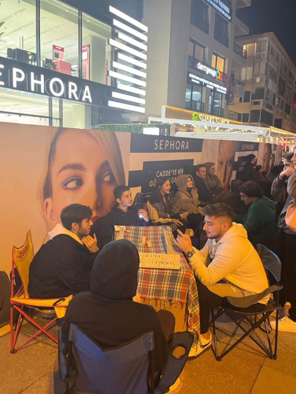 Bağdat Caddesi'nde 'Sephora' nöbeti: 10 bin liralık hediyeyi duyan koştu