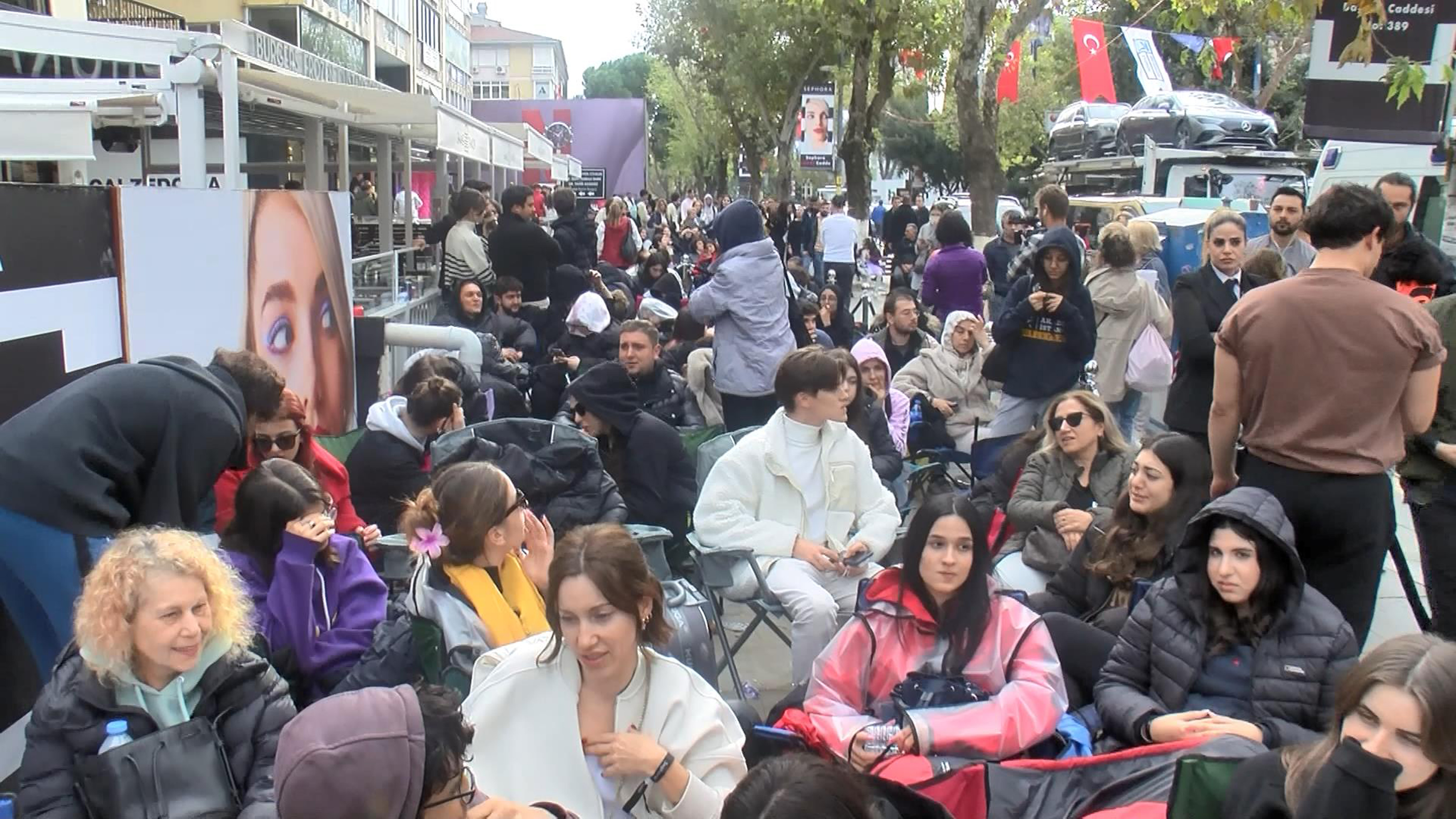 Geceden sıraya girmişlerdi... Bağdat Caddesi'ndeki Sephora izdihamla açıldı!