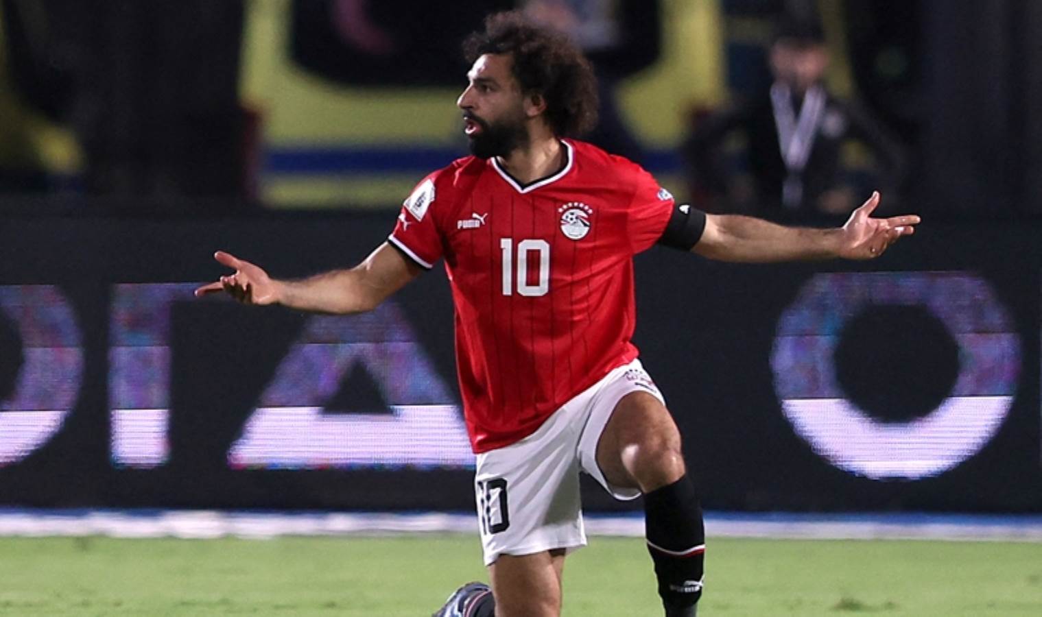 Mısırlı yıldız Mohamed Salah'a saldırı... Sahadan askerlerin korumasında çıkarıldı!