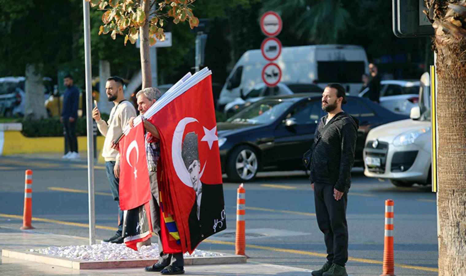 Türkiye Ata'sını andı... Saat 9'u 5 geçe hayat durdu