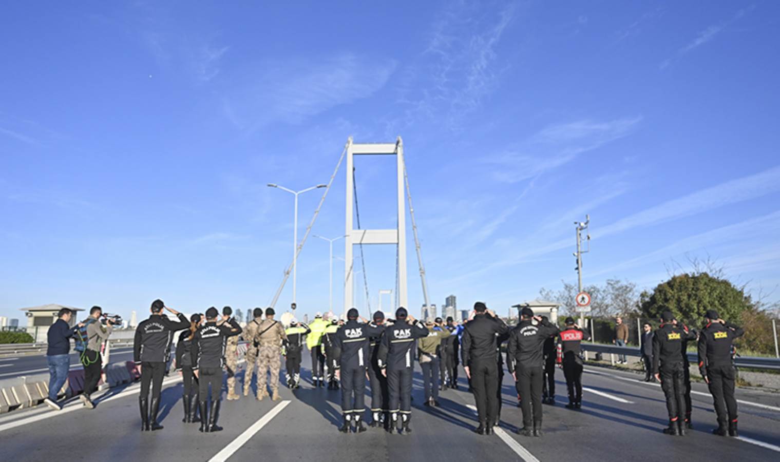 Türkiye Ata'sını andı... Saat 9'u 5 geçe hayat durdu