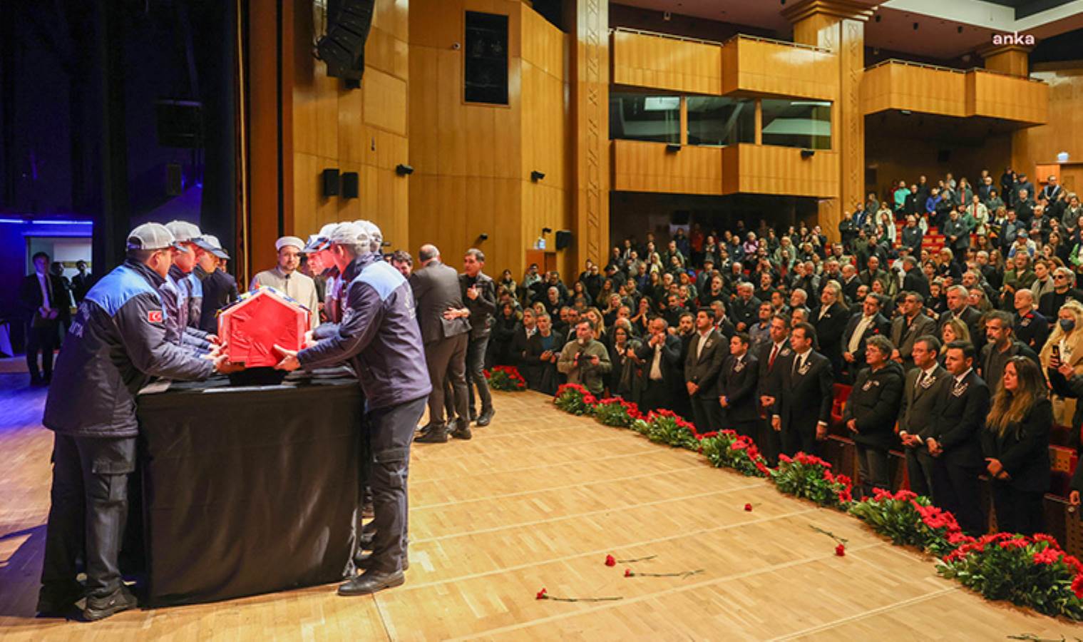 Metin Uca'ya veda töreni: Özgür Özel ve Ekrem İmamoğlu'ndan duygulandıran konuşma...