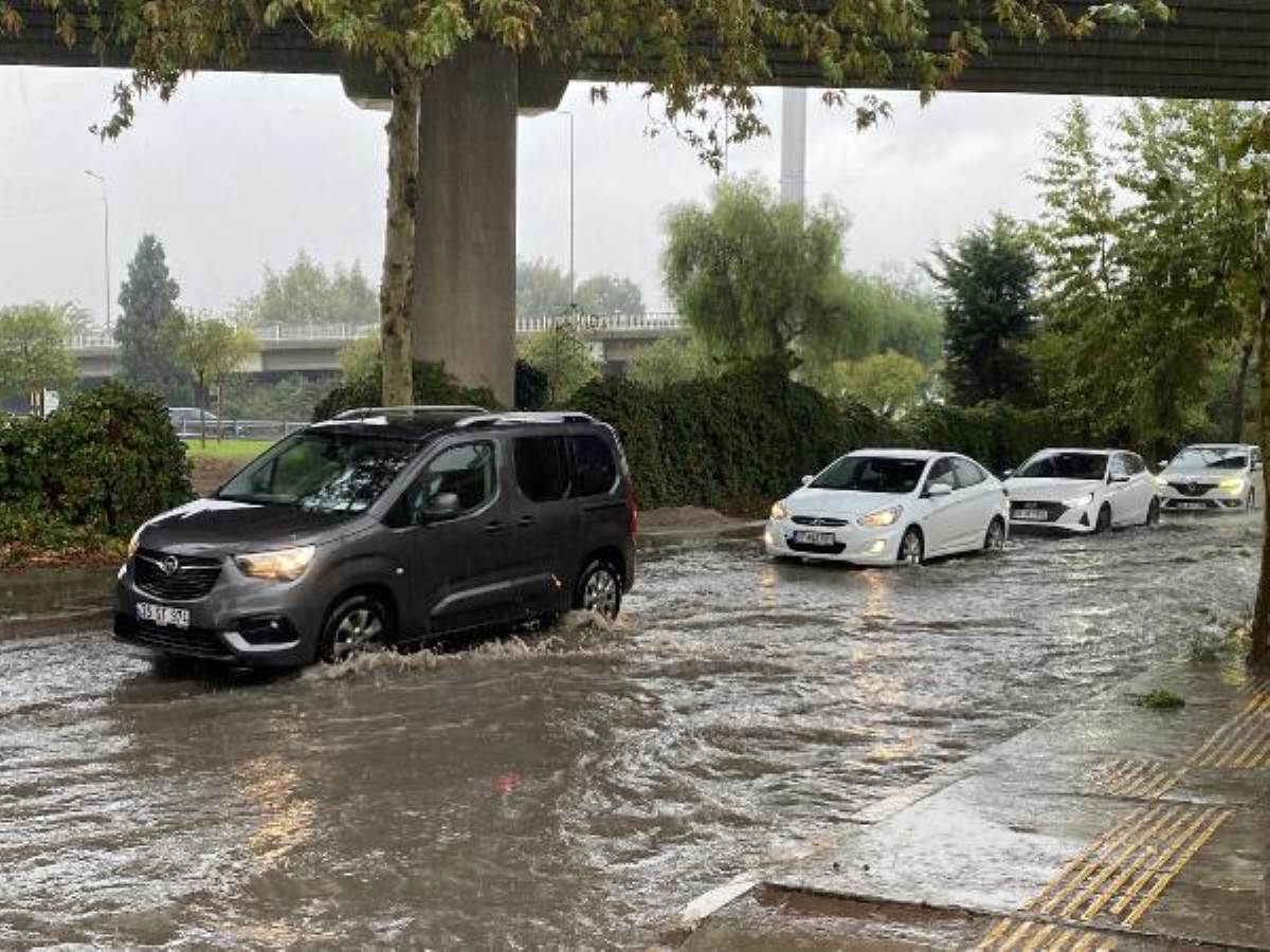 Türkiye'yi sağanak vurdu: Yollar göle döndü, ev ve işyerlerini su bastı