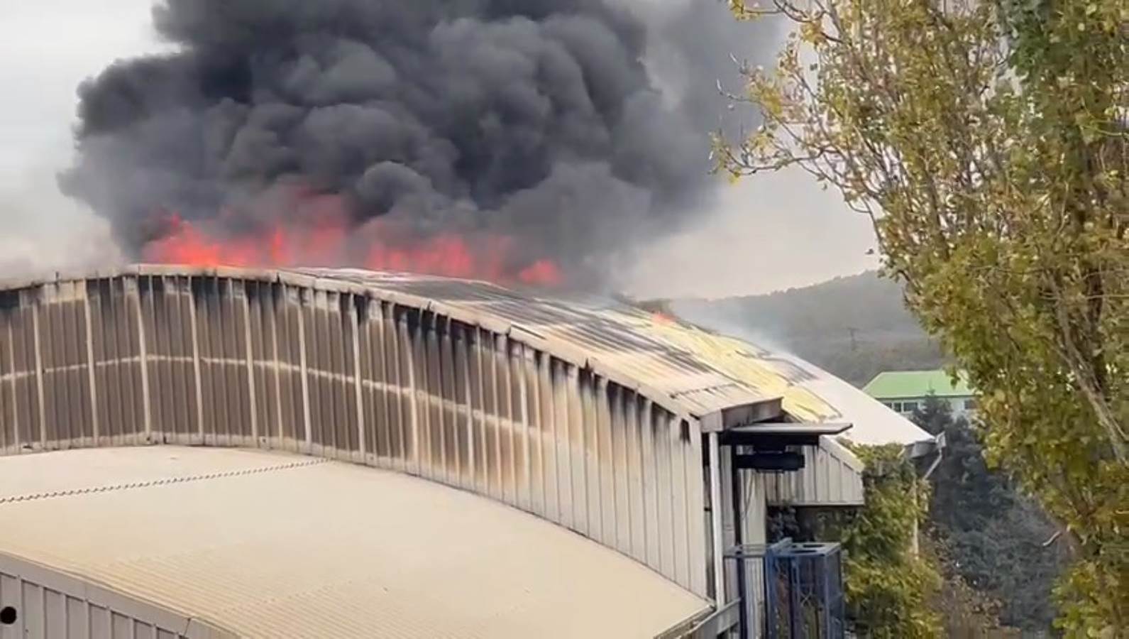 Arnavutköy’de fabrika yangını