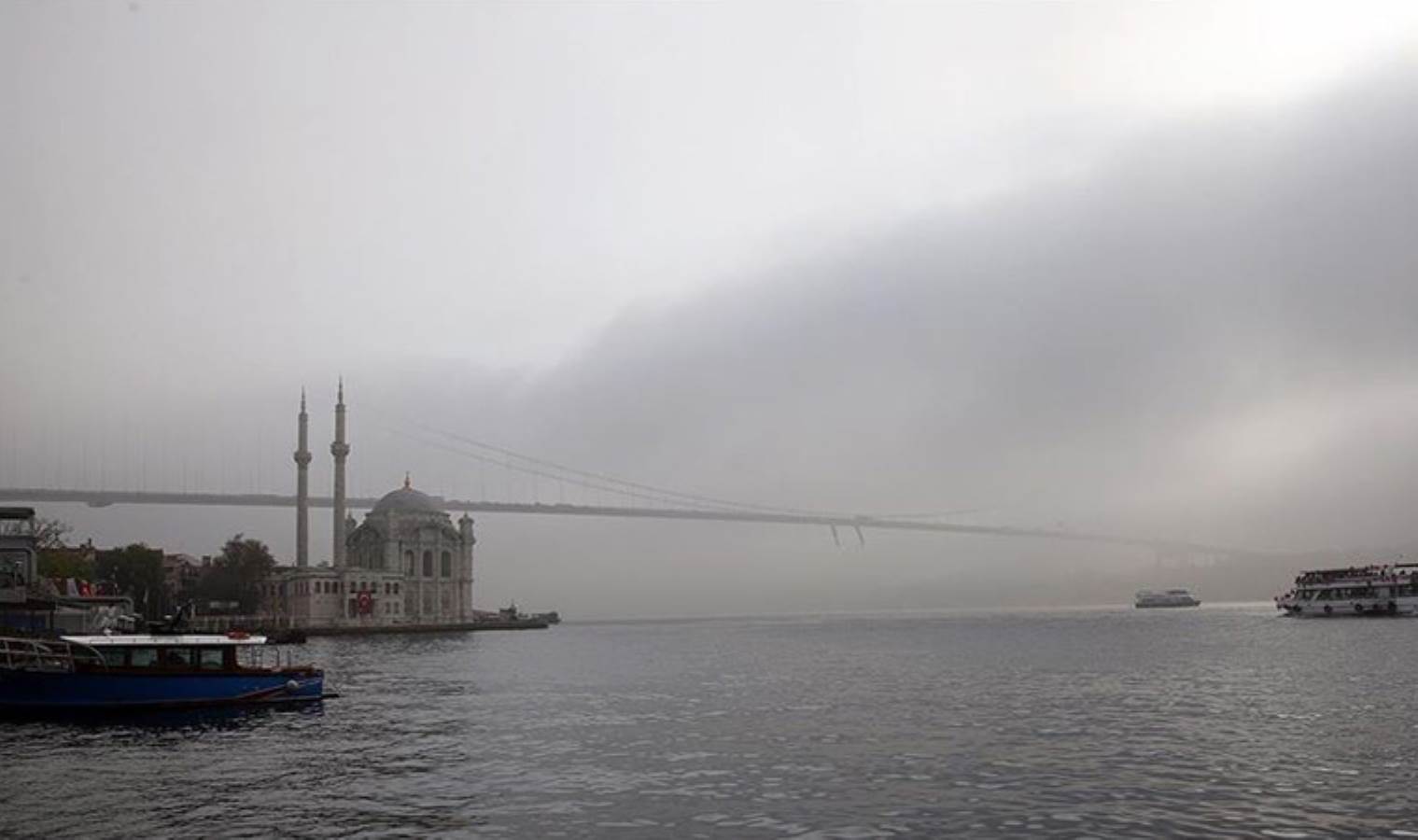 İstanbul'u fırtına vurdu: Dev dalgalar sahili dövdü, tekneler battı; hava ve deniz trafiği sekteye uğradı