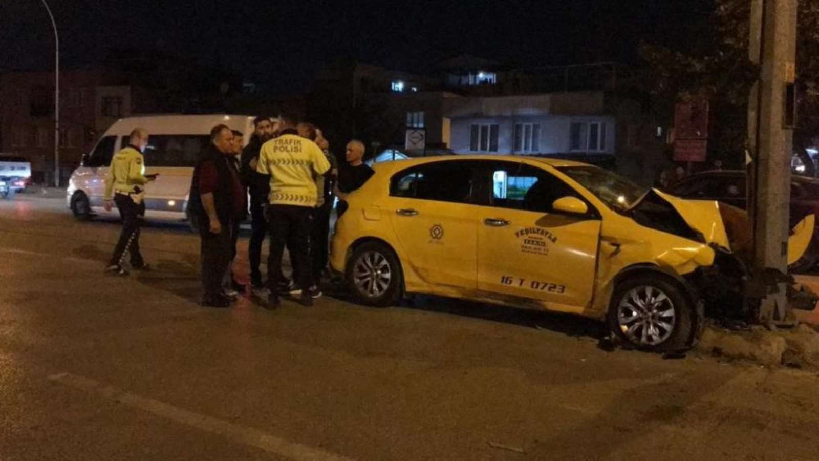 Bursa'da hamile kadını hastaneye yetiştirmeye çalışan taksi kaza yaptı: 6 yaralı!