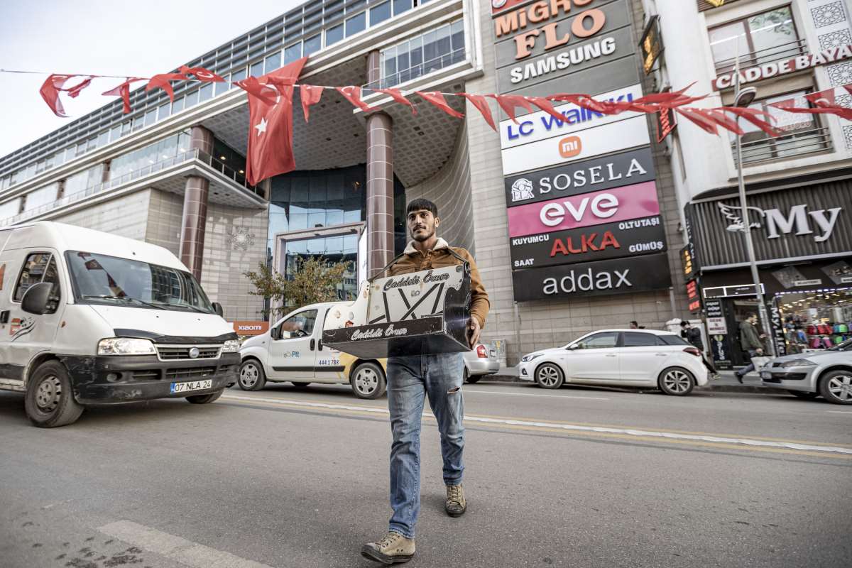 Caddeli Ömer boynuna astığı tezgahla Erzurum'u boydan boya gezerek ekmek parası kazanıyor