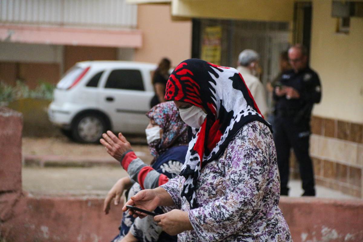 Yaşlı kadın evinde ölü bulundu, komşuları maskesiz sokağa çıkamadı