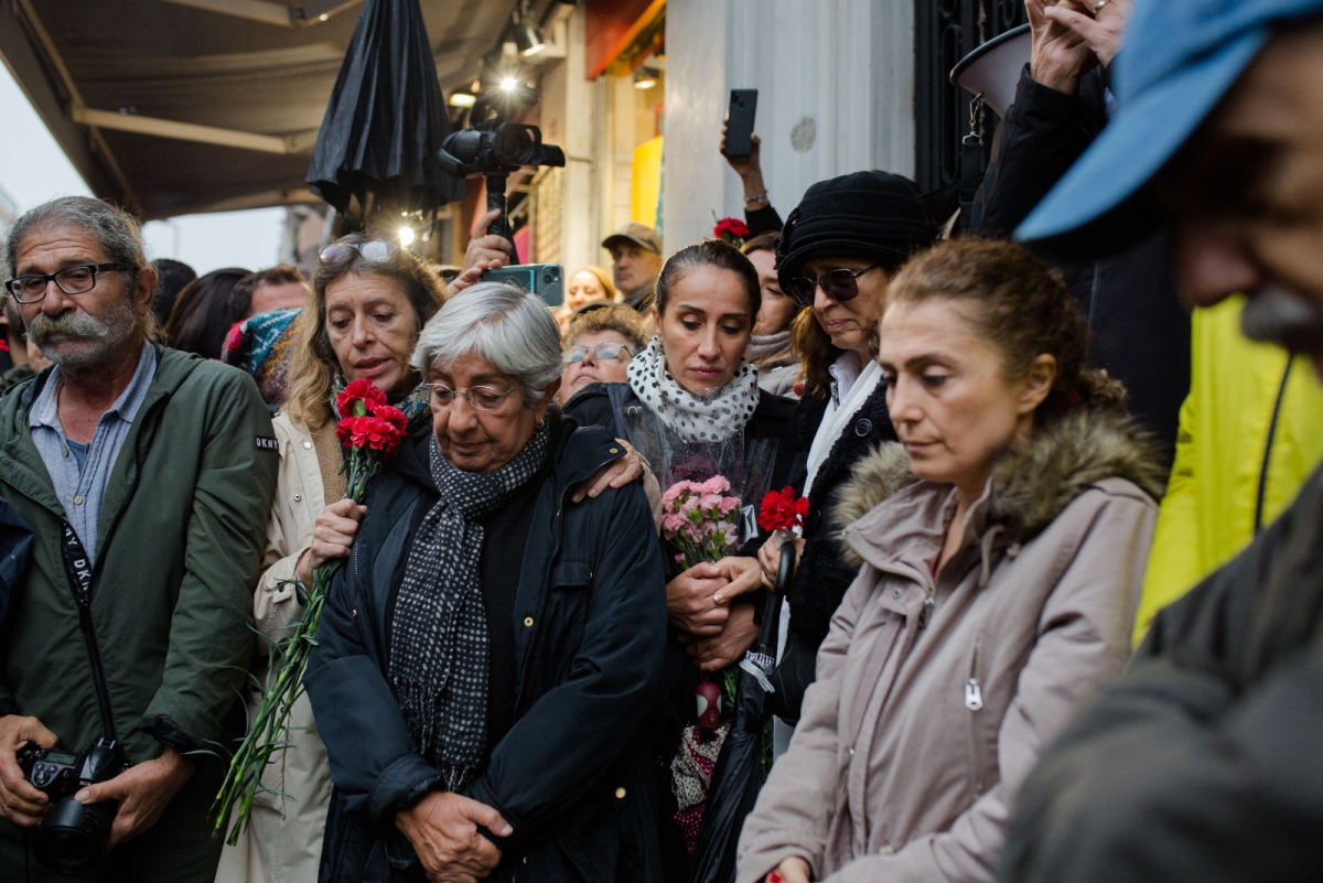 Hrant Dink'in arkadaşları, Agos gazetesi önünde açıklama yaptı: Bu davanın peşini bırakmayacağız