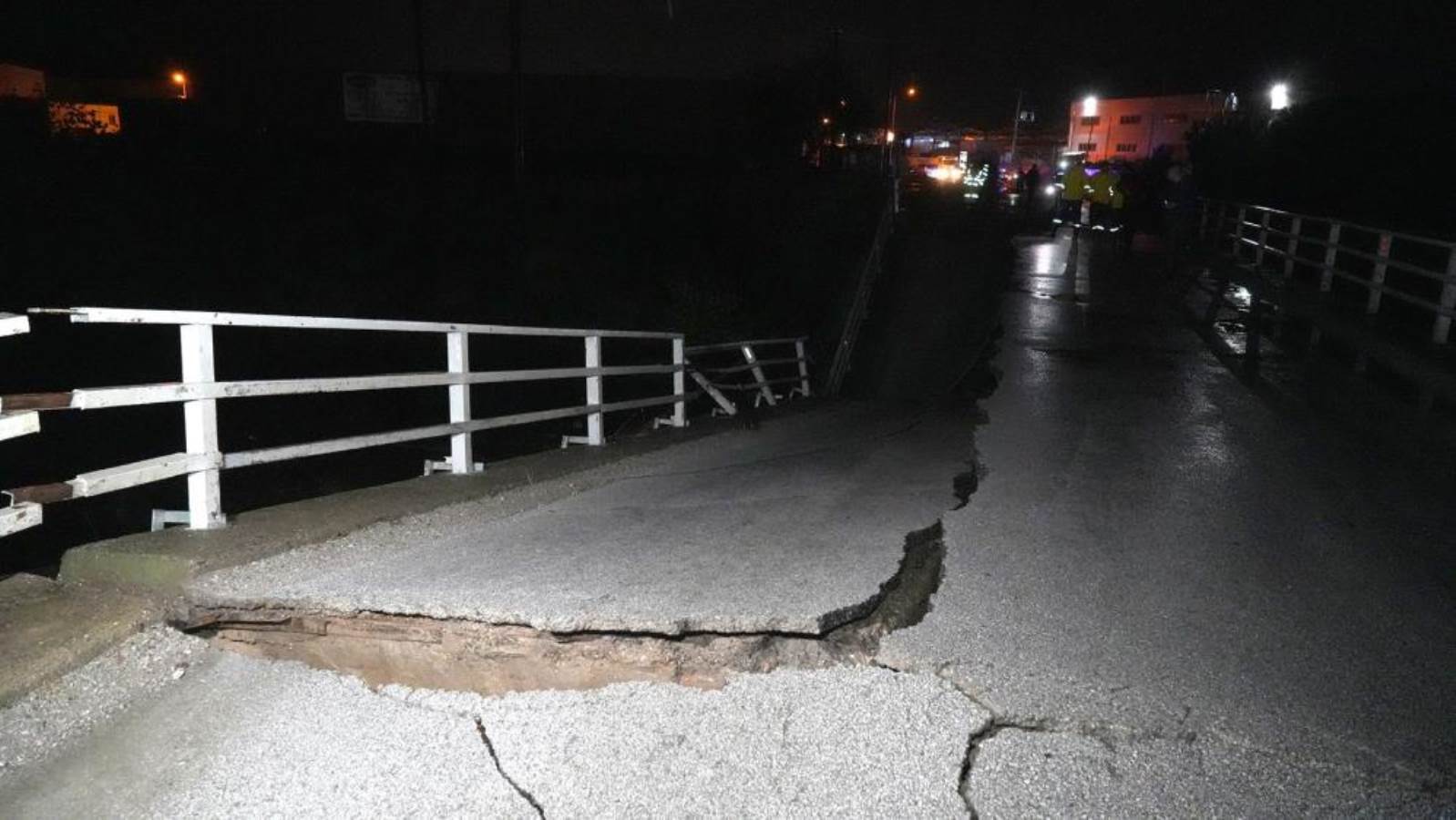 Balıkesir'de şiddetli yağış nedeniyle bir köprü kısmen çöktü