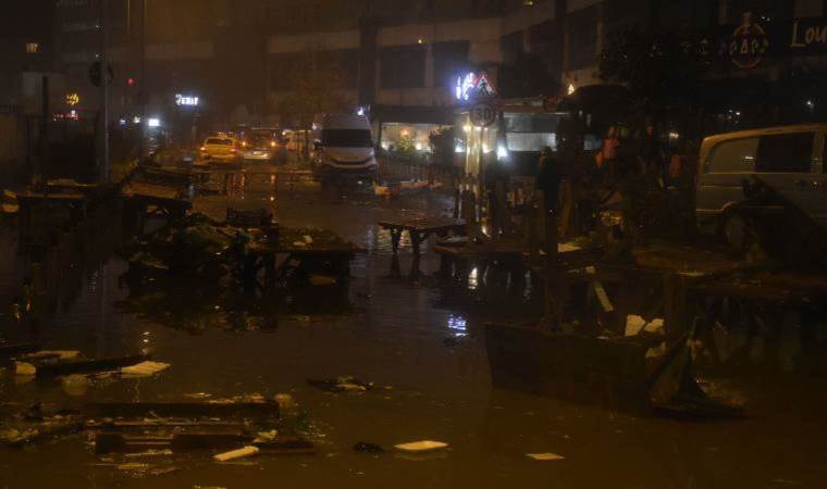 Sarıyer’de sağanak… Semt pazarını su bastı, araçlar mahsur kaldı!