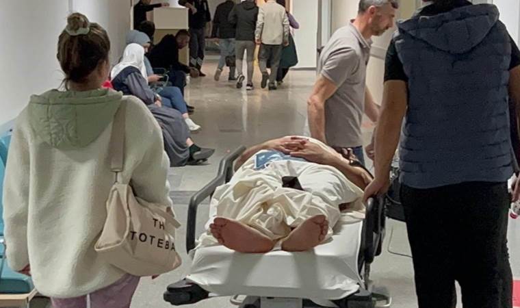 Tüfeğini göstermek istedi, çıkarırken kendini vurdu!