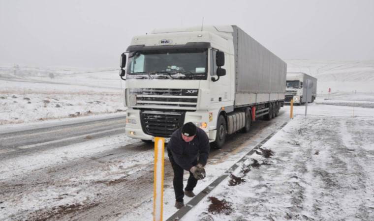 Kars’ta kar esareti… Araçlar yolda mahsur kaldı!
