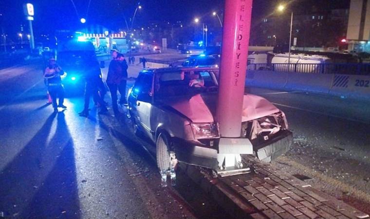 Niğde’de feci kaza… Otomobil, aydınlatma direğine çarptı: 3 yaralı