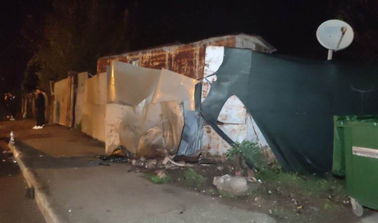 Bursa’da faciadan dönüldü… Virajı alamadı, iş yerinin duvarına çarptı!